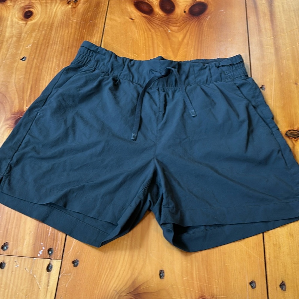 REI Co-op Women's M Charcoal Athletic Shorts Drawstring Zip Pockets 4.5" Inseam
